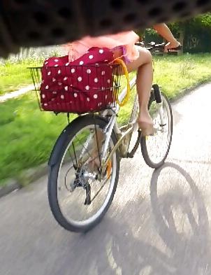 12P Oops purple panties on the road upskirt