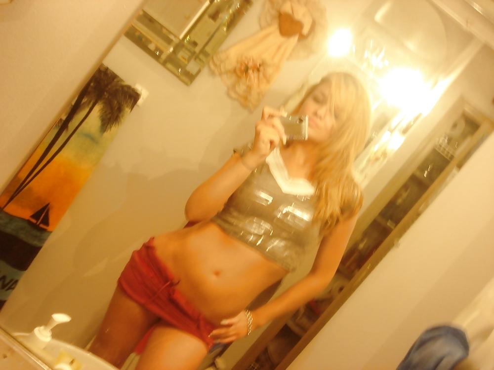 18P Super Sexy Blond Girlfriend Self Shot Nude Pics