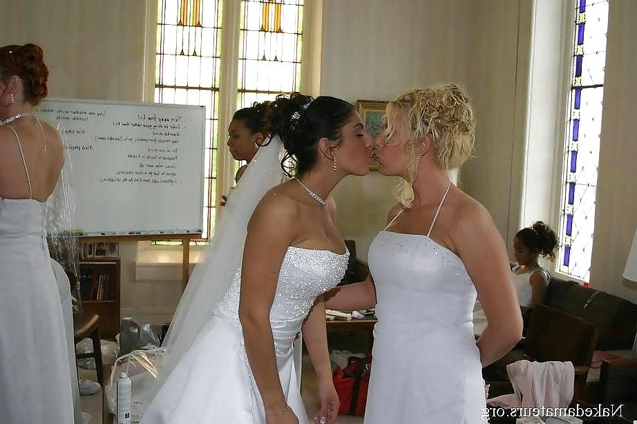 25P Kissing Girls