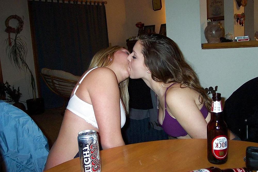 25P Kissing Girls