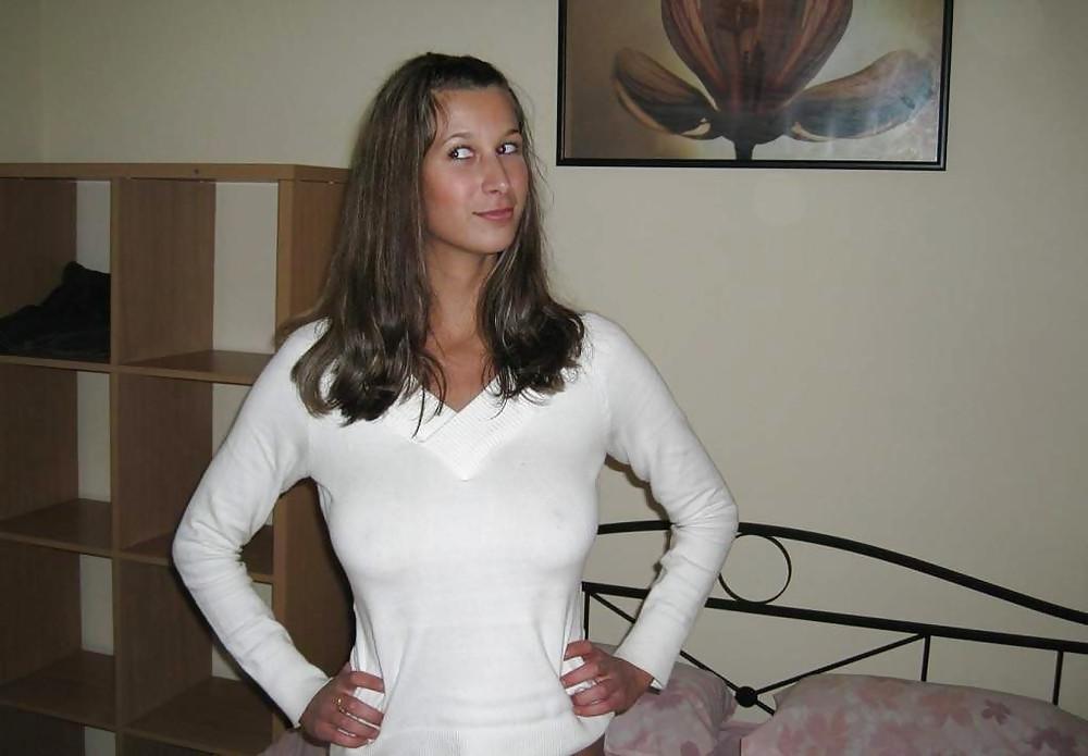 10P Amateur Poses & Fucks Her Man
