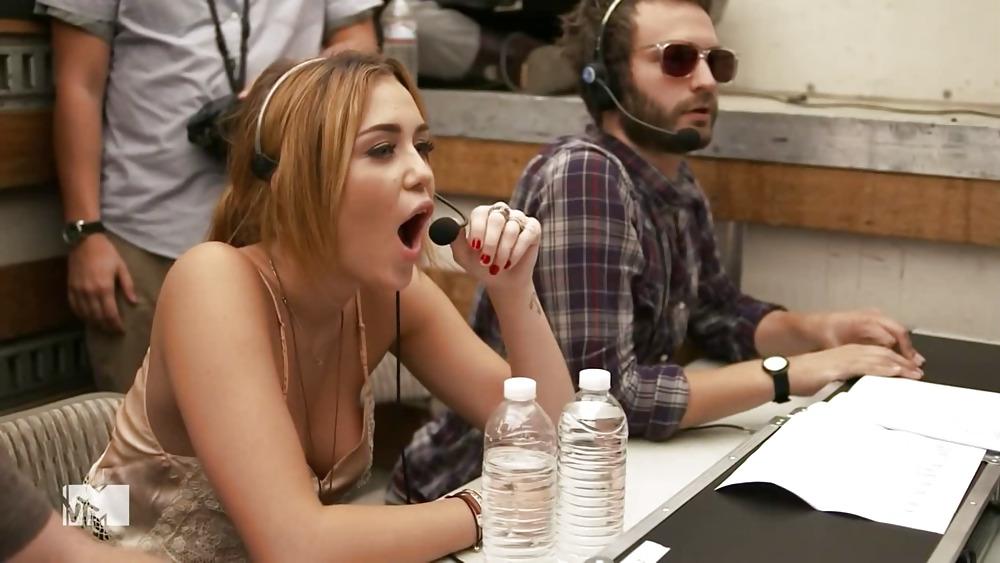 17P Miley Cyrus Downblouse