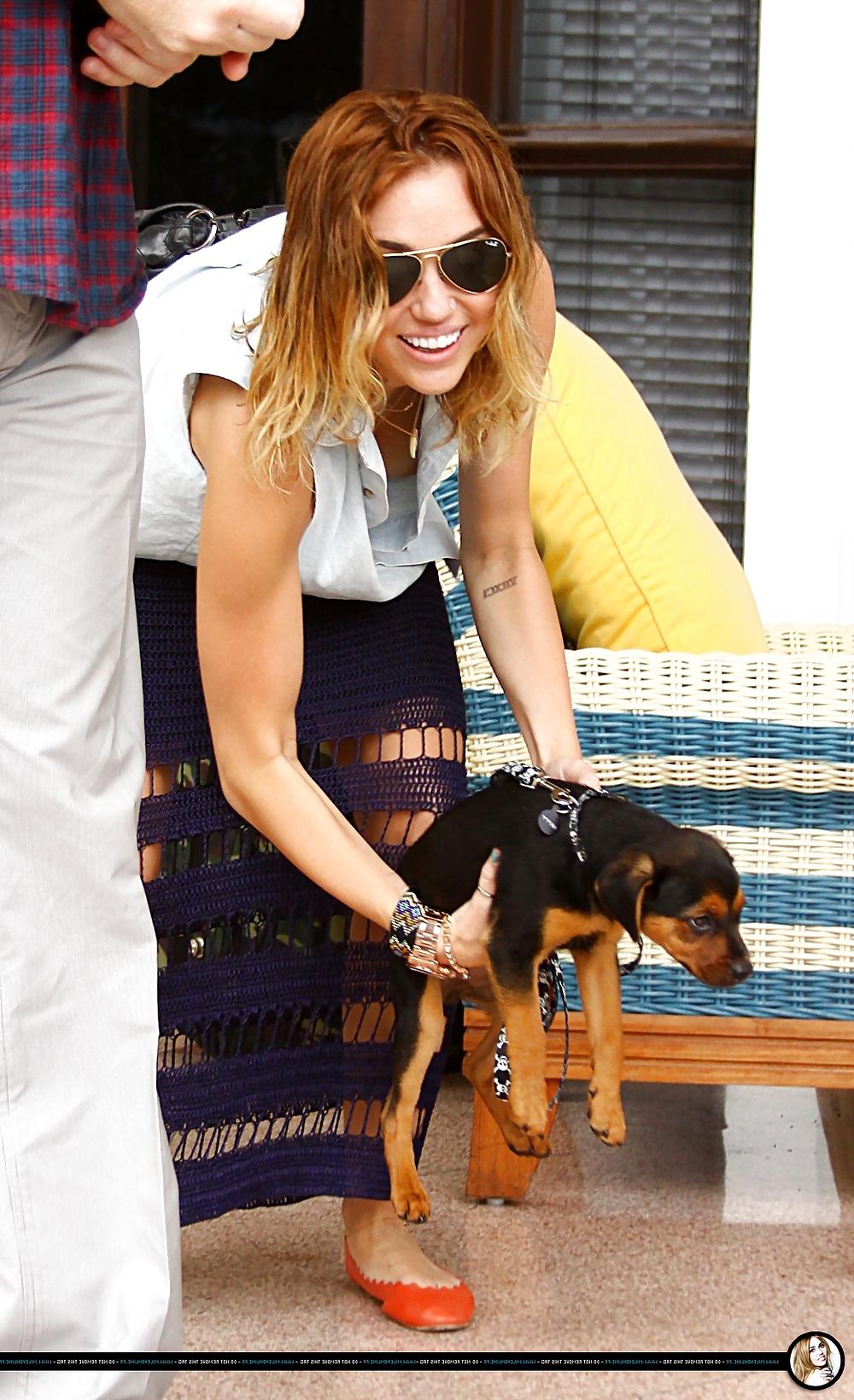 17P Miley Cyrus Downblouse