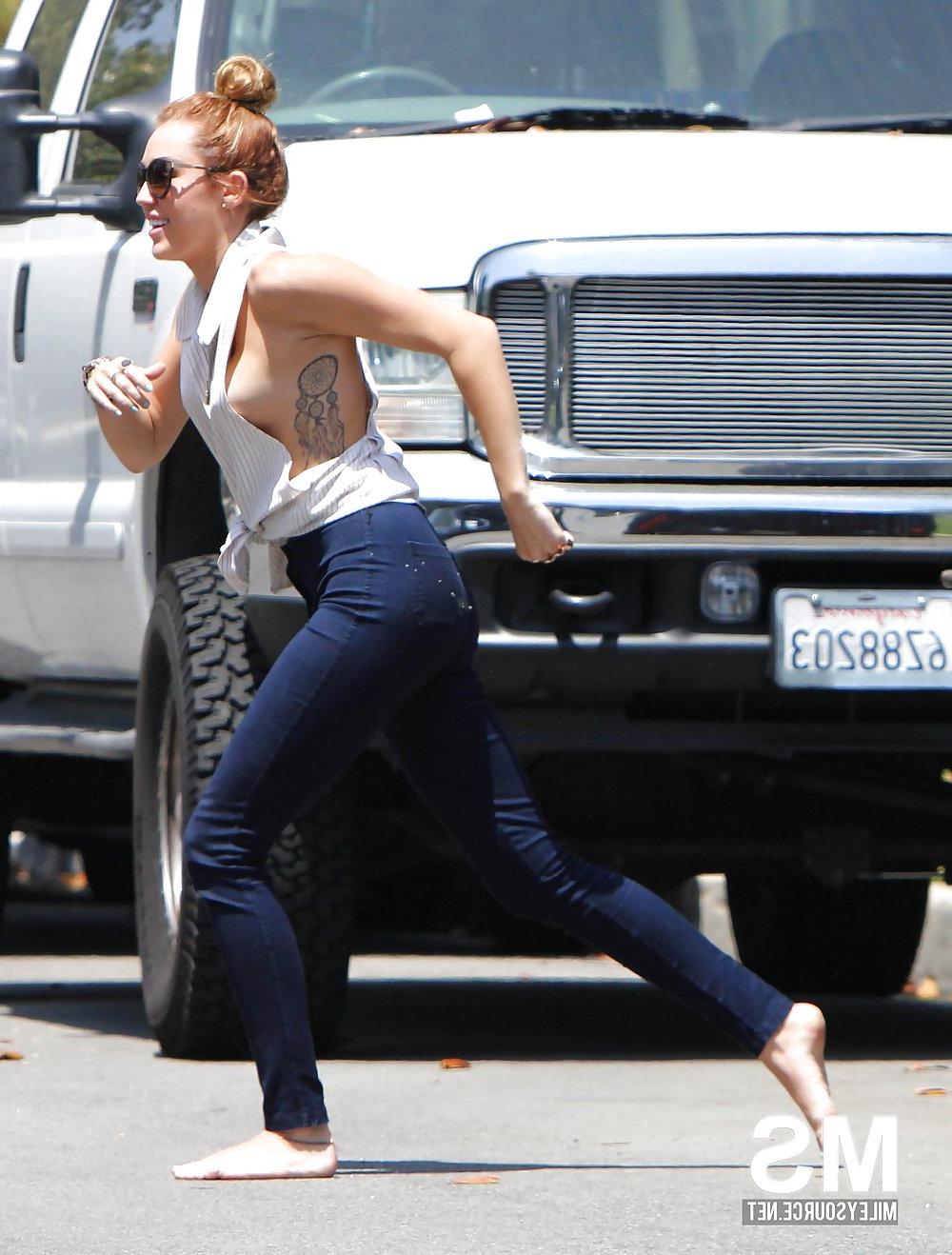 17P Miley Cyrus Downblouse