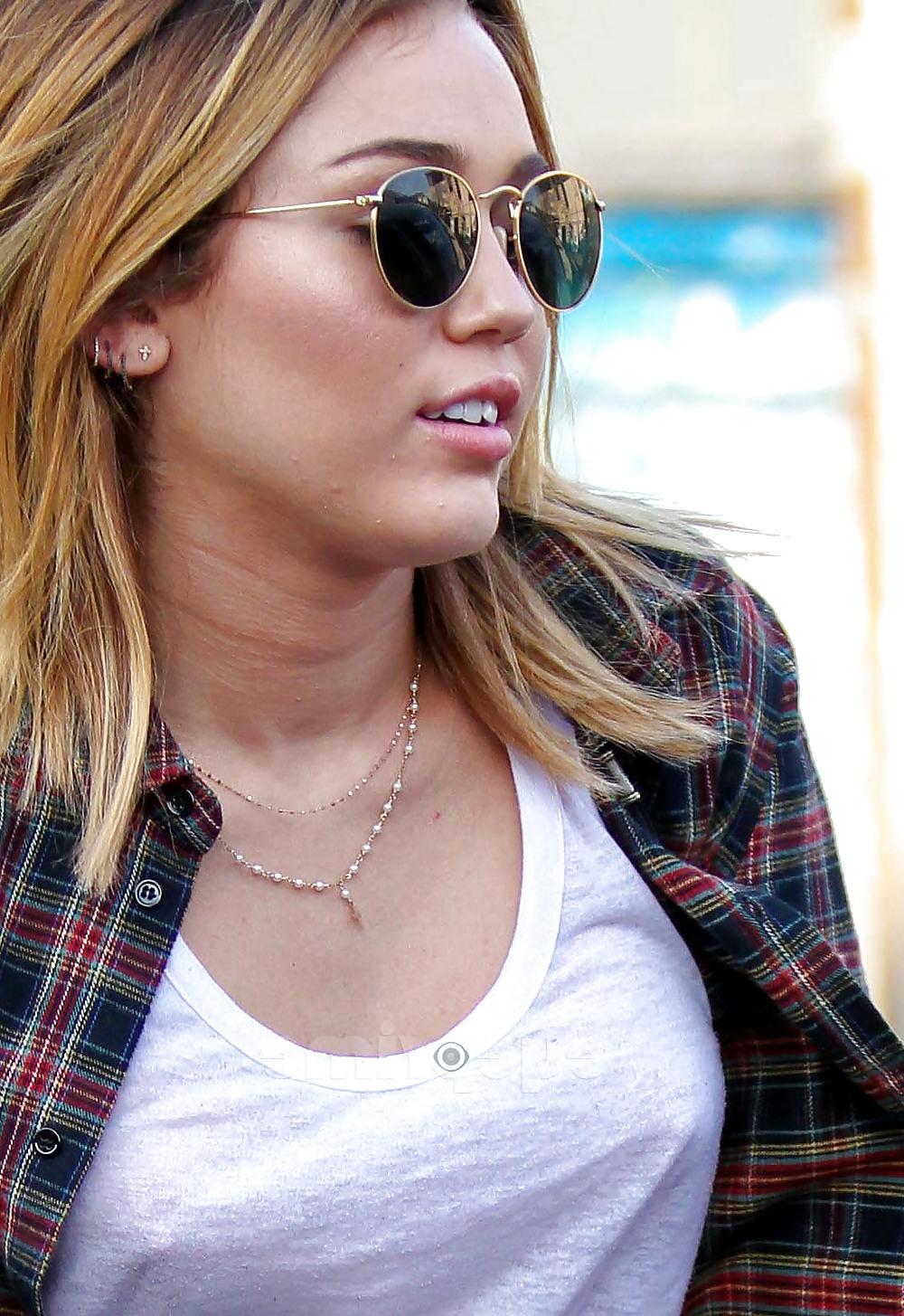 17P Miley Cyrus Downblouse