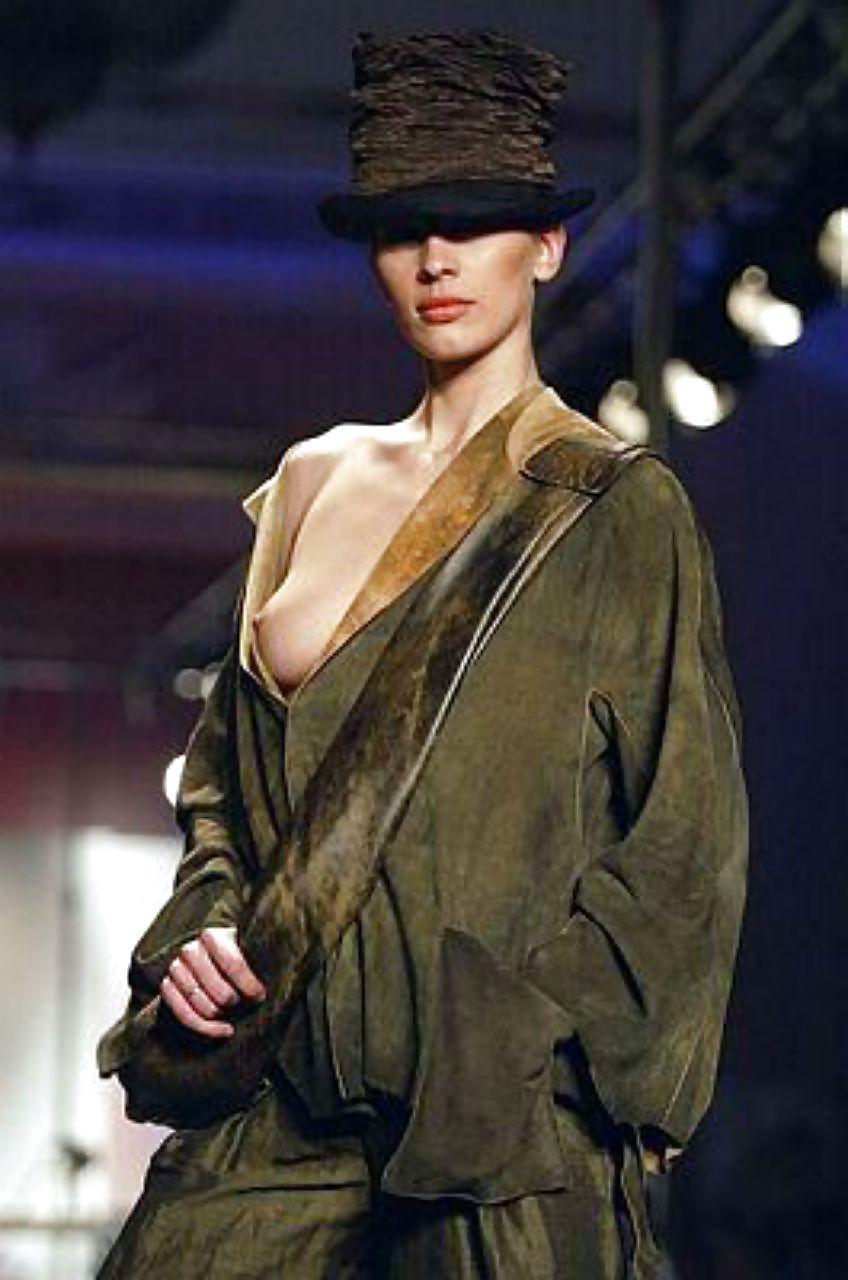 25P Fashion Downblouse by TROC