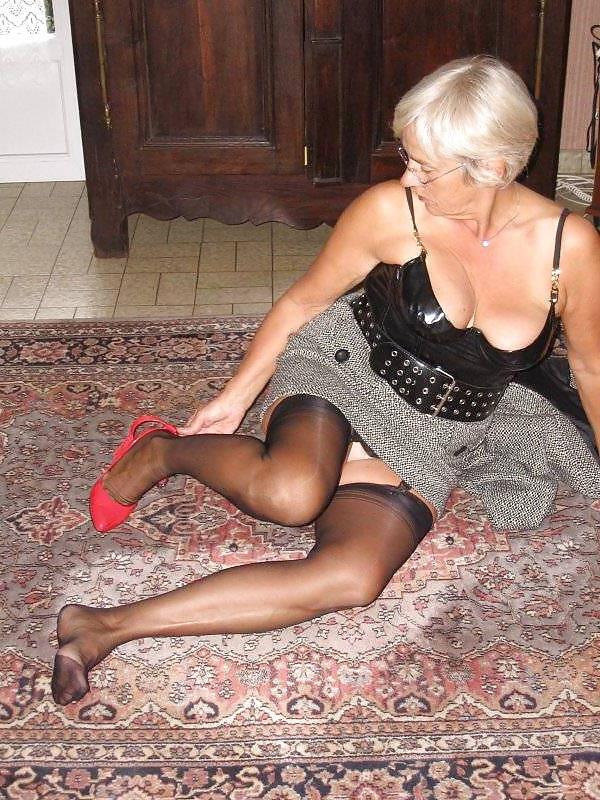 25P Mature Beauty - Annick 32