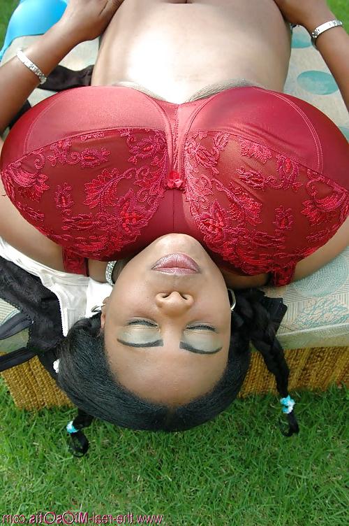 25P Bras on random women 10