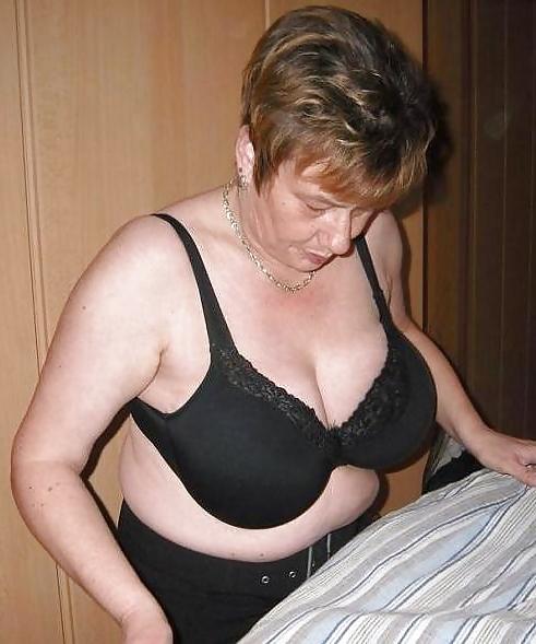 25P Bras on random women 10