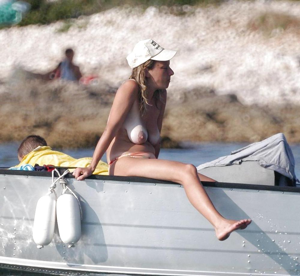 15P Saggy tits beachwomen.