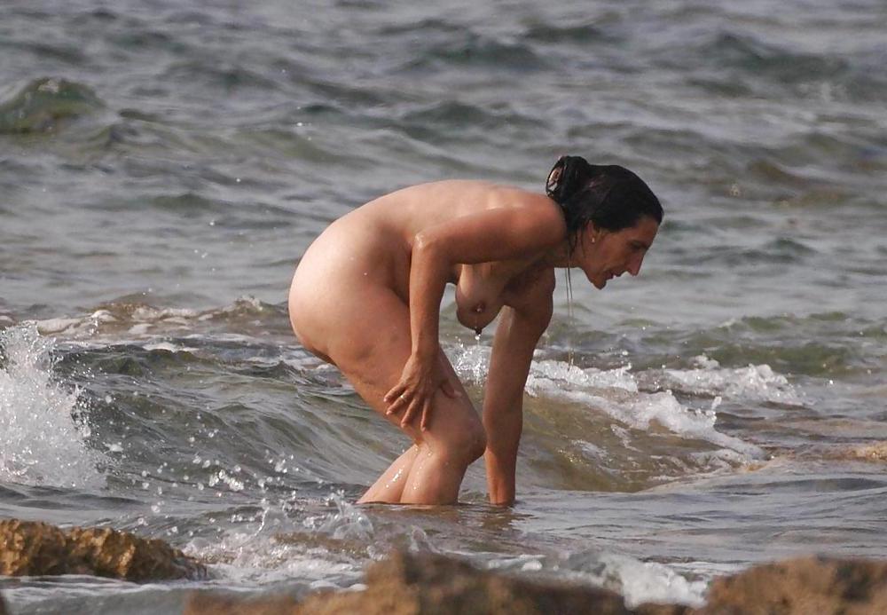 15P Saggy tits beachwomen.