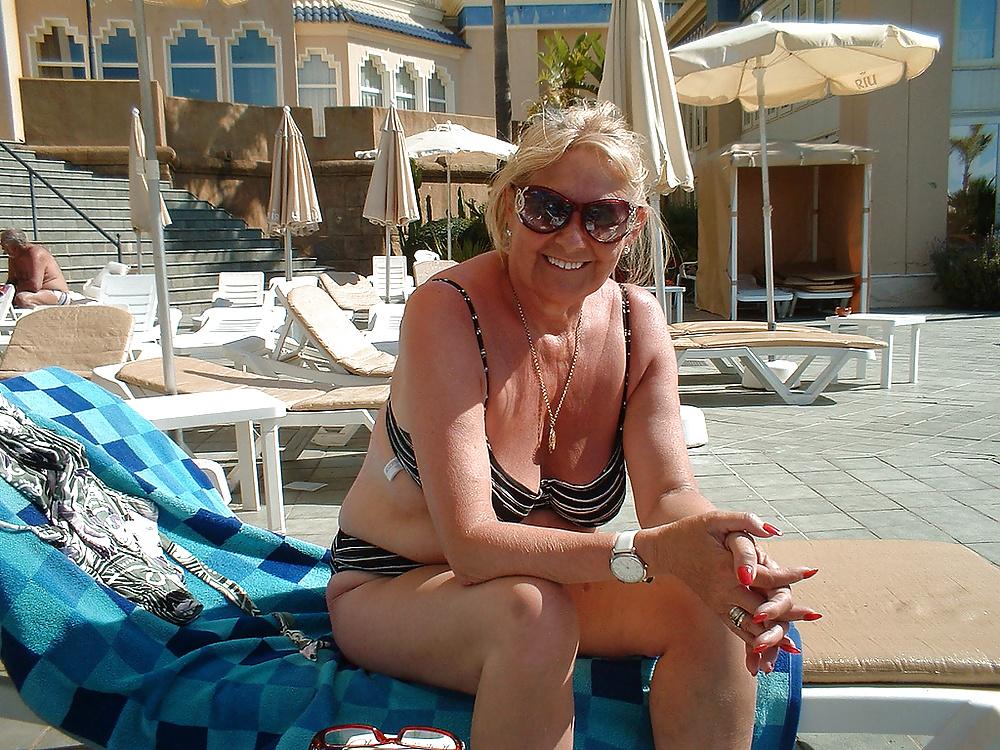 25P Old women like sex (webfound)