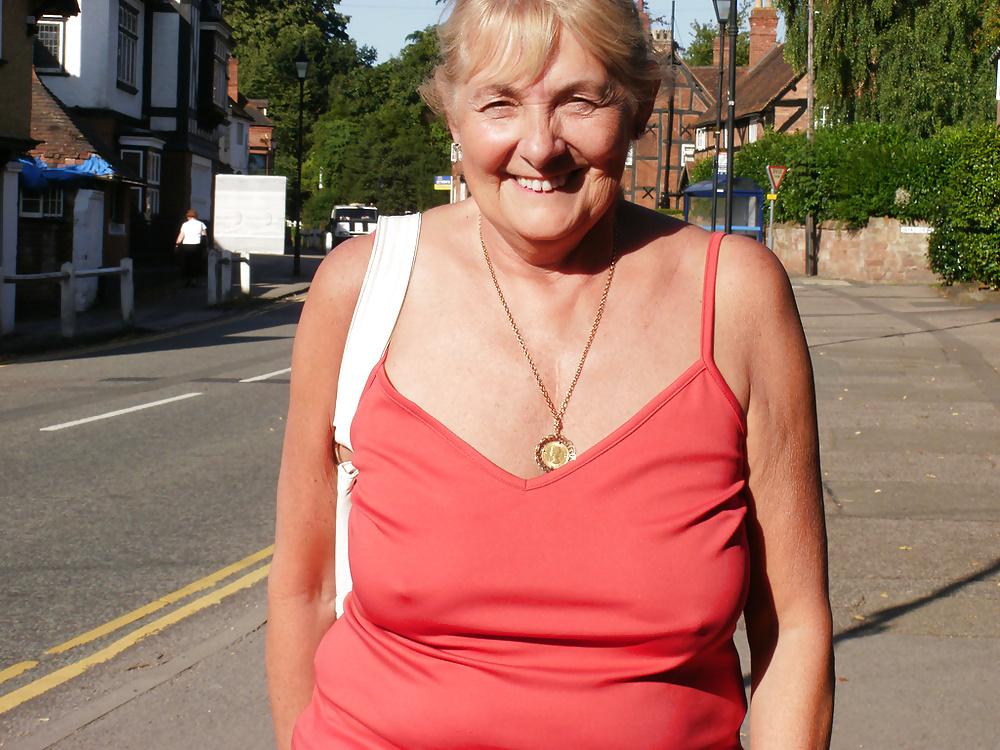 25P Old women like sex (webfound)