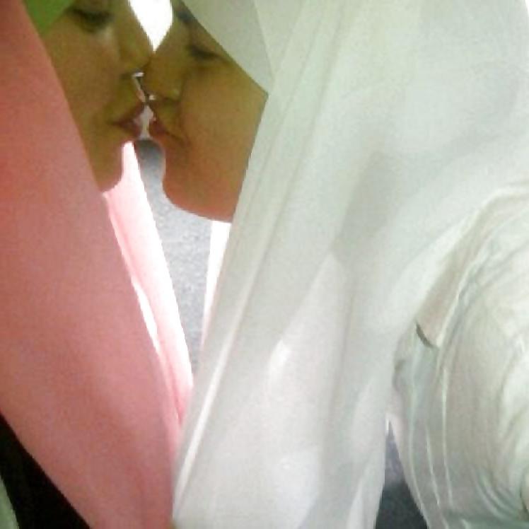 25P Hijabi Lesbians