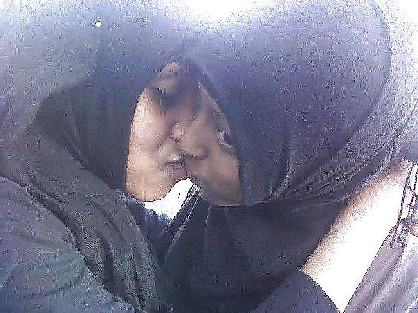 25P Hijabi Lesbians