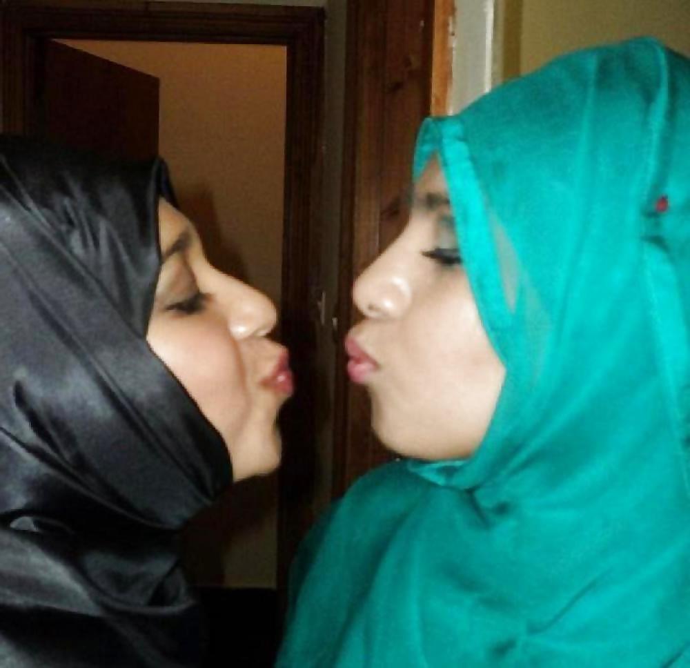 25P Hijabi Lesbians