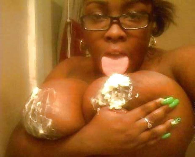 25P Chubby girls suck tits herself