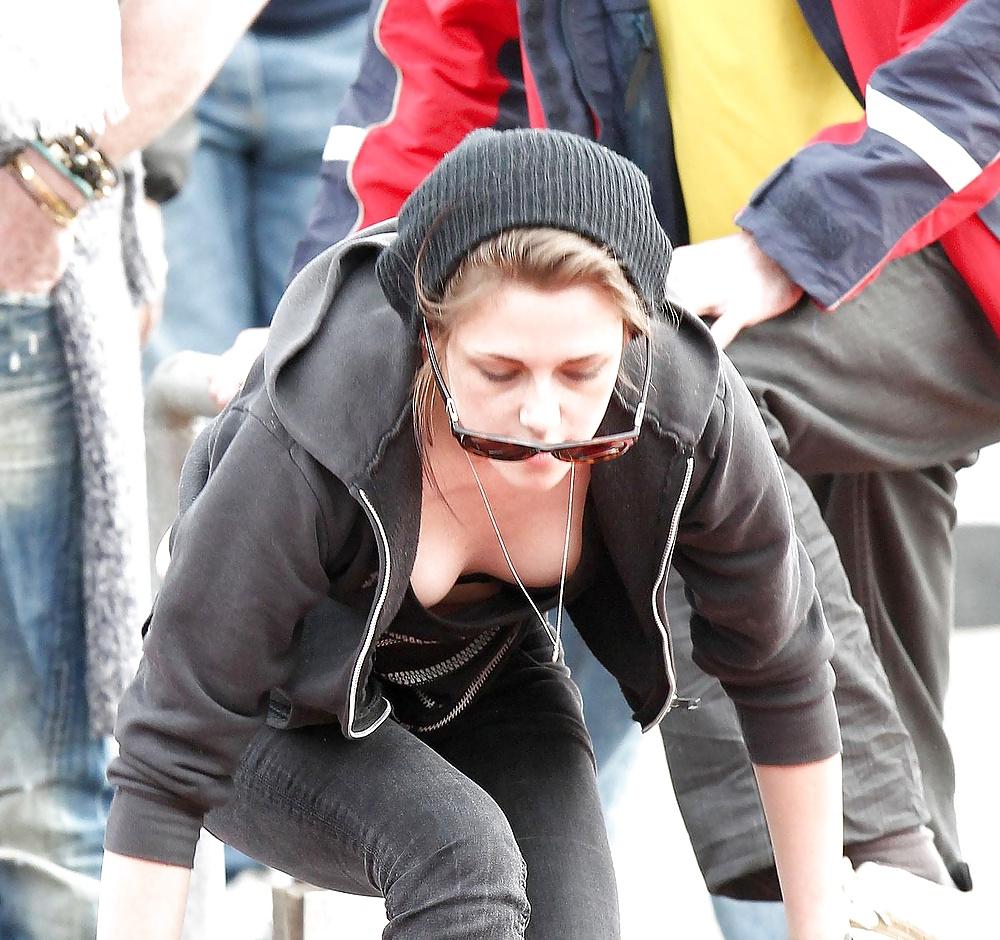 7P Kristen stewart downblouse 