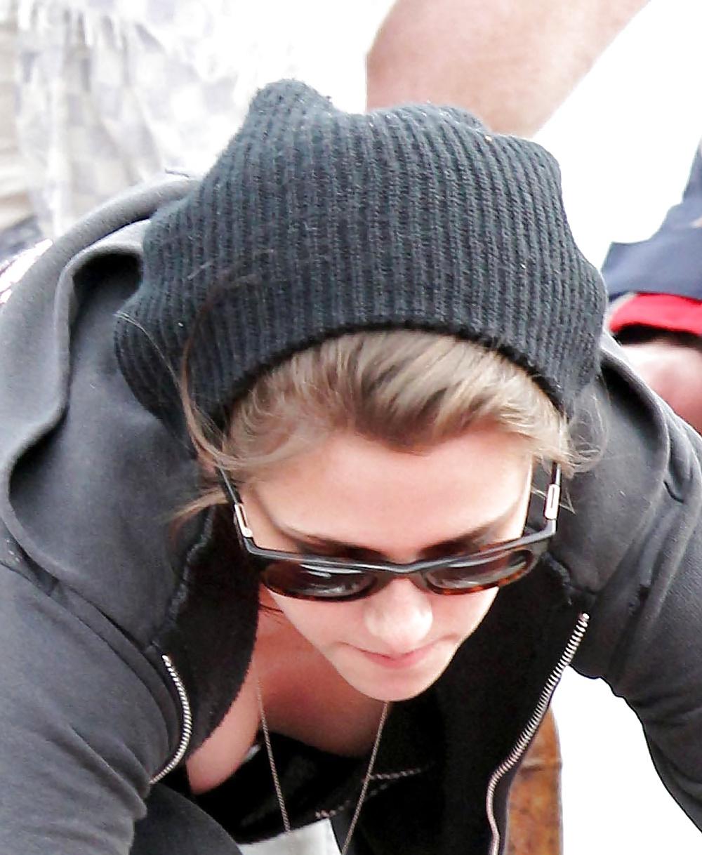 7P Kristen stewart downblouse 