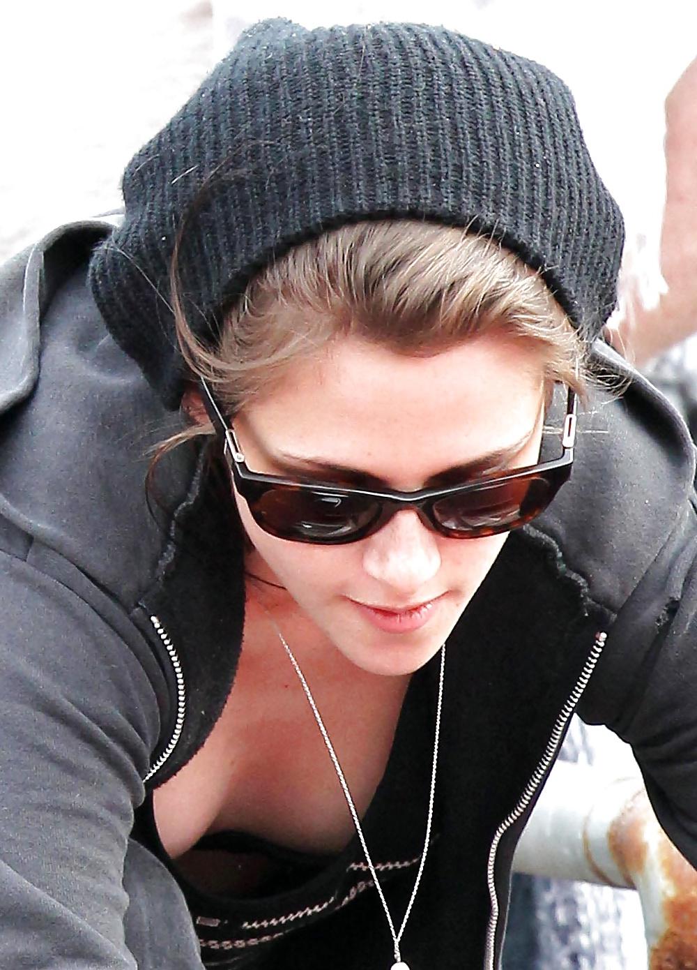 7P Kristen stewart downblouse 
