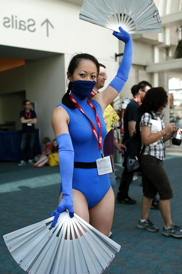 25P Comic Con Girls