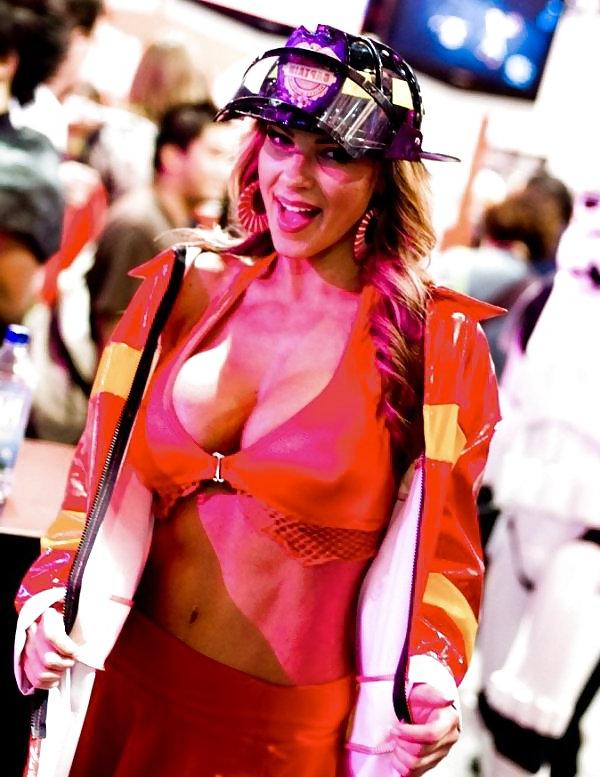 25P Comic Con Girls
