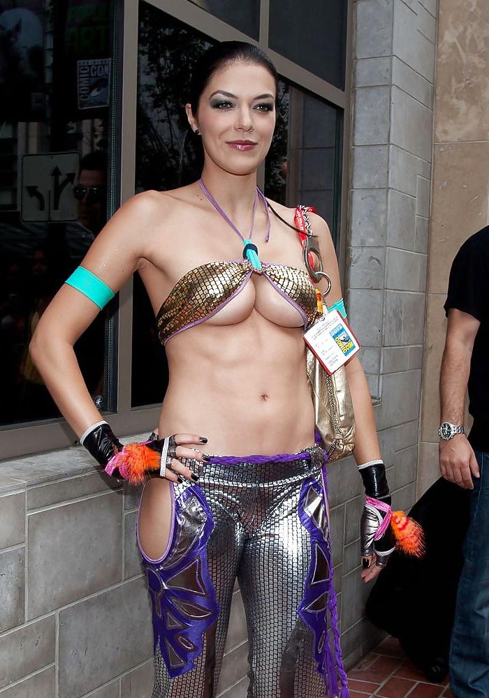 25P Comic Con Girls
