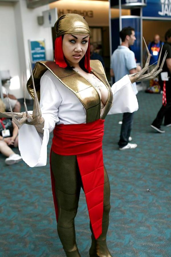 25P Comic Con Girls