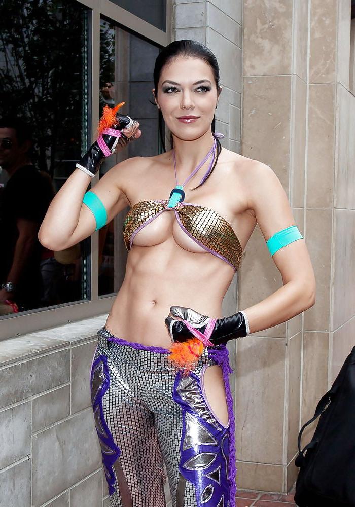25P Comic Con Girls
