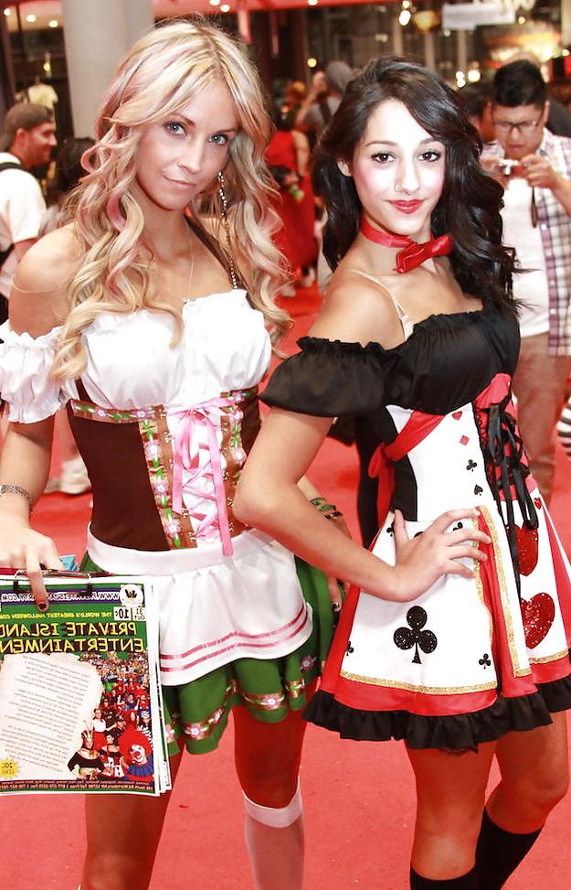 25P Comic Con Girls