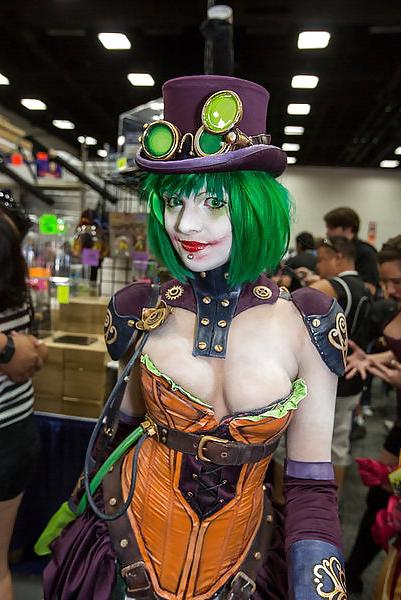 25P Babes of Comic Con 01