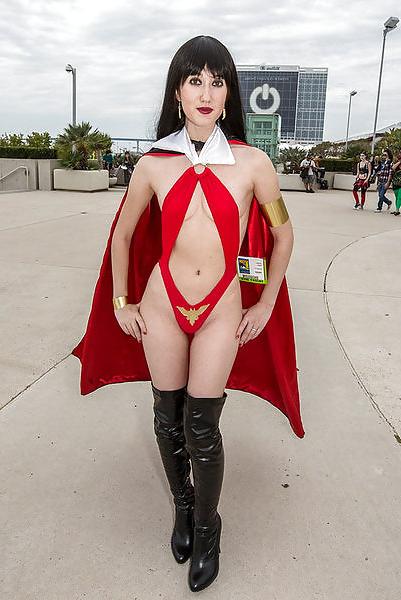 25P Babes of Comic Con 01