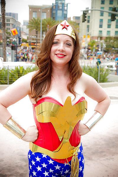 25P Babes of Comic Con 01
