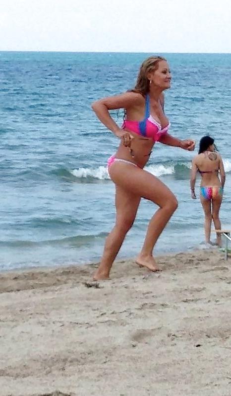 10P Beach Mum