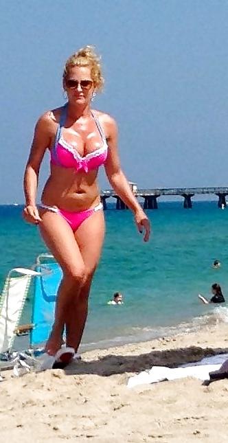 10P Beach Mum