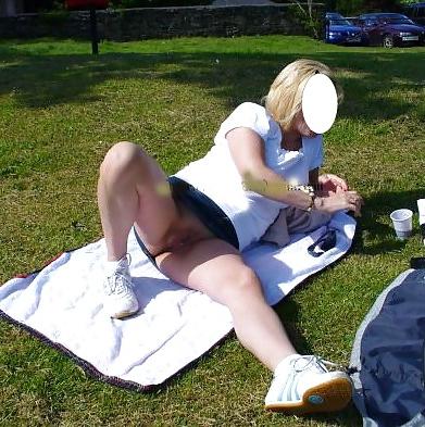 25P Upskirt Outdoor