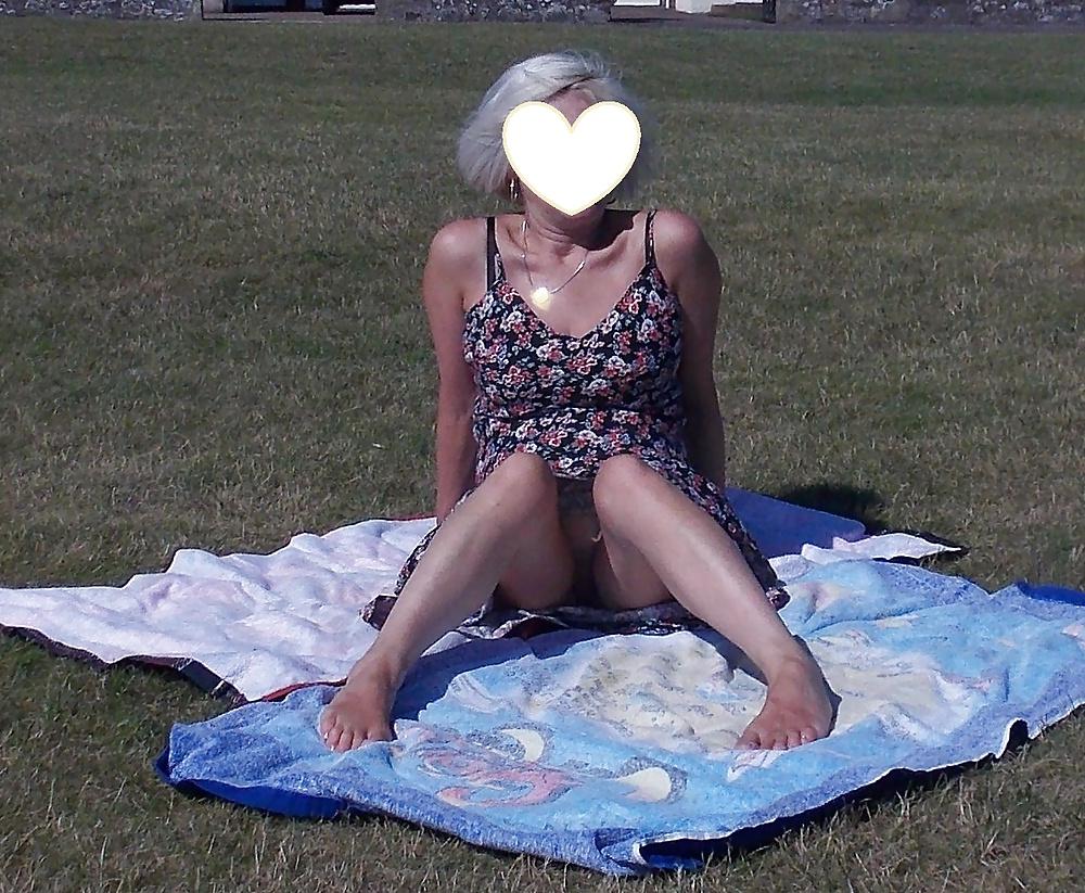 25P Upskirt Outdoor