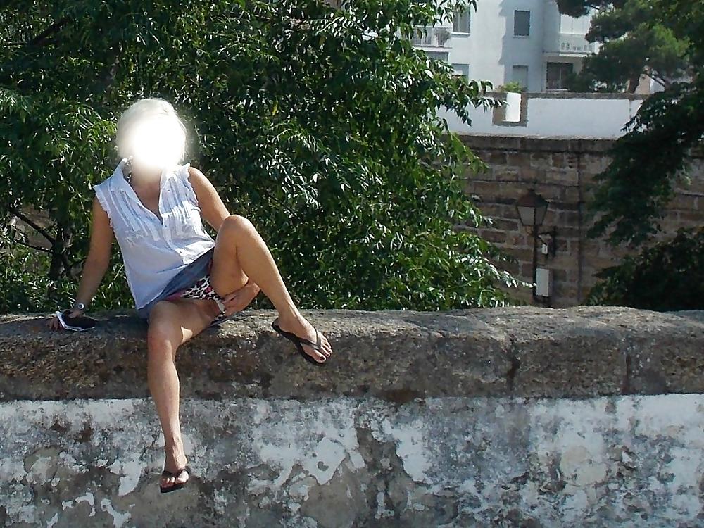 25P Upskirt Outdoor