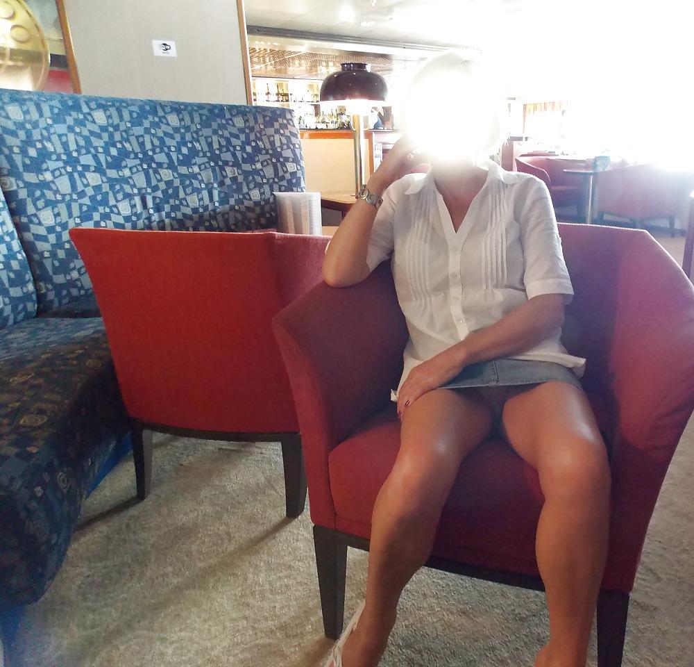 25P Upskirt Outdoor