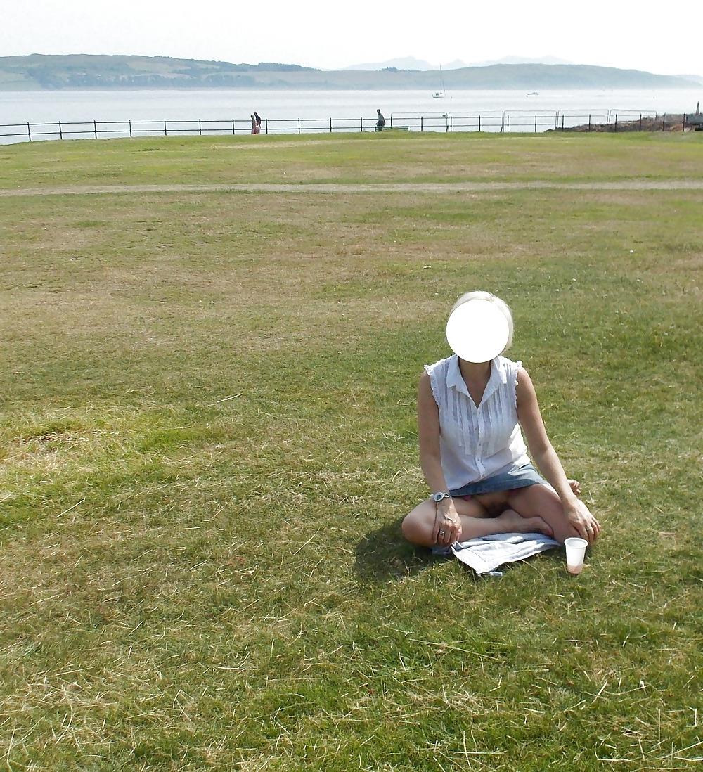 25P Upskirt Outdoor