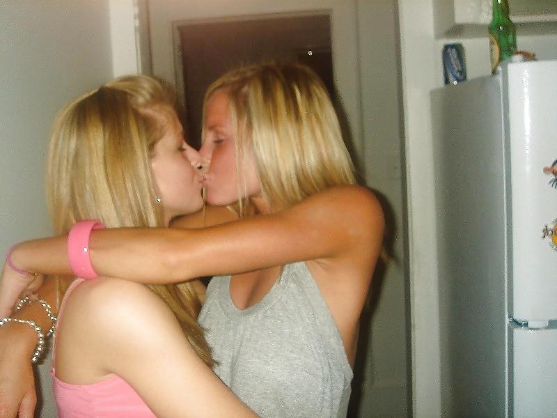 10P Girls kissing