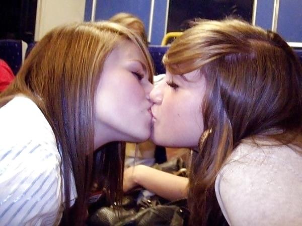 10P Girls kissing