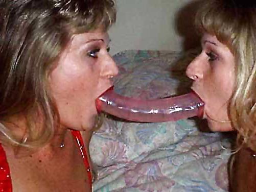8P Two blondes using a double dildo