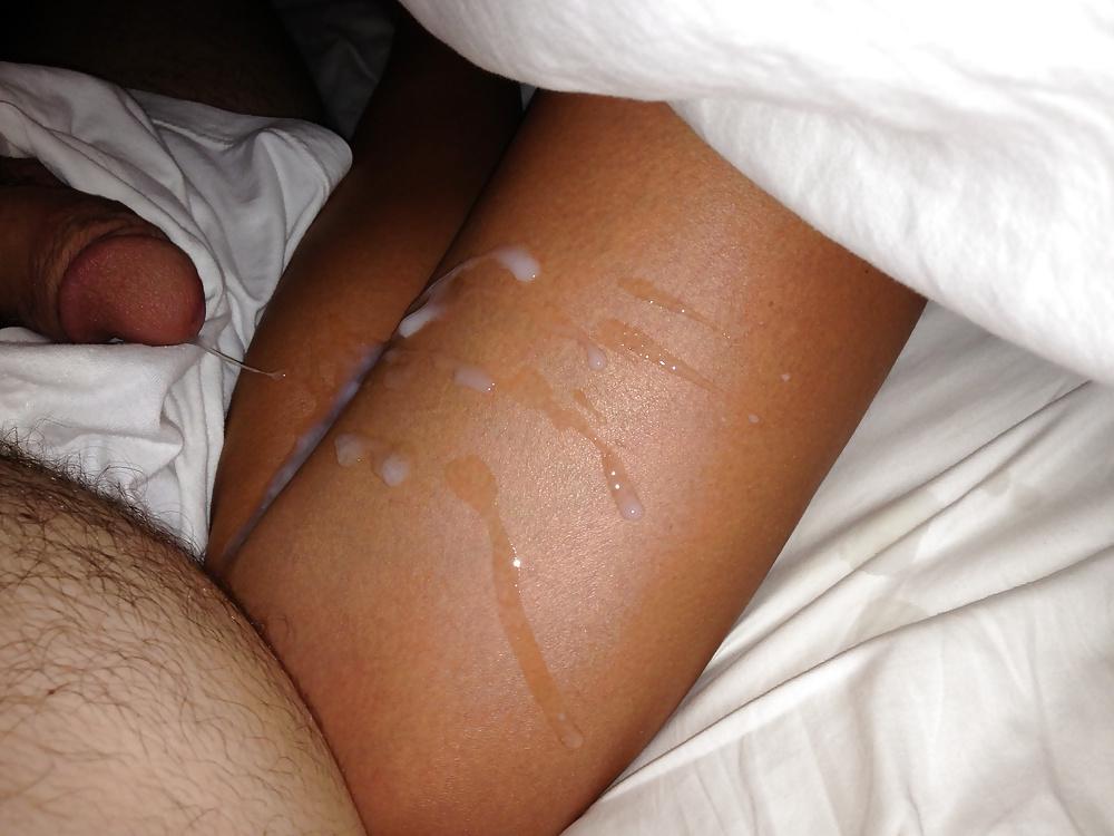 21P Cumming on her legs!
