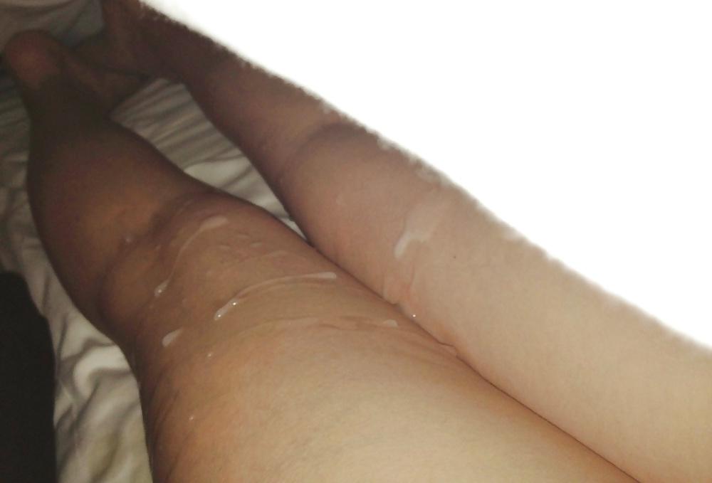 21P Cumming on her legs!