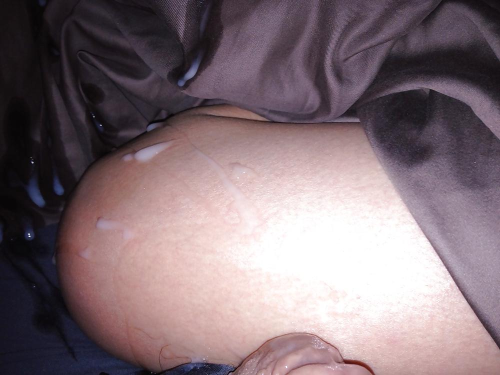 21P Cumming on her legs!