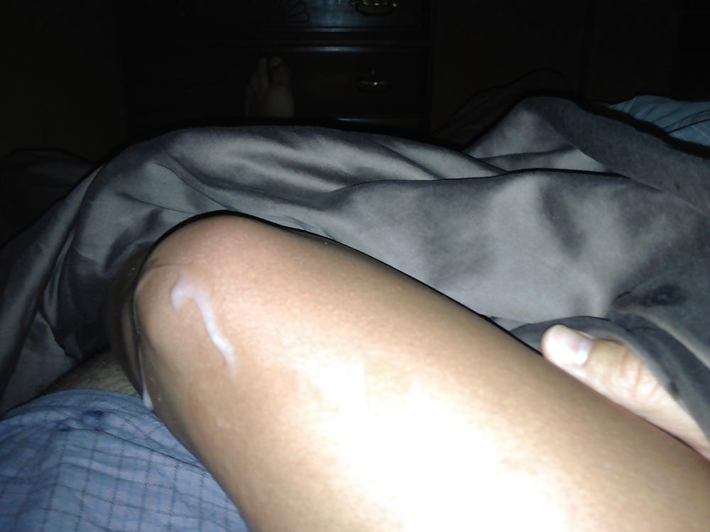 21P Cumming on her legs!