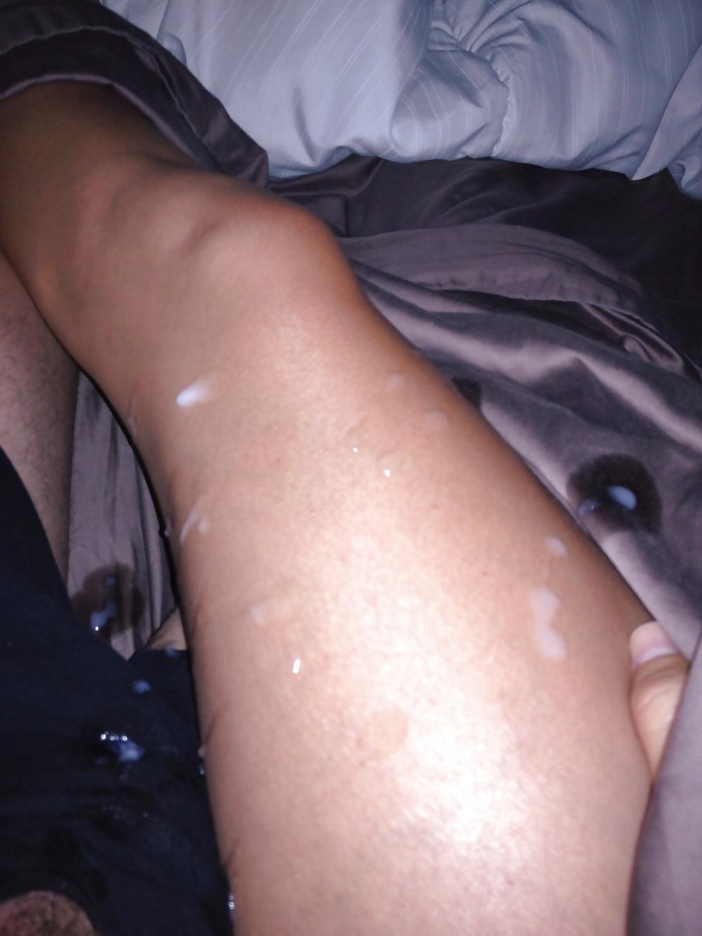 21P Cumming on her legs!