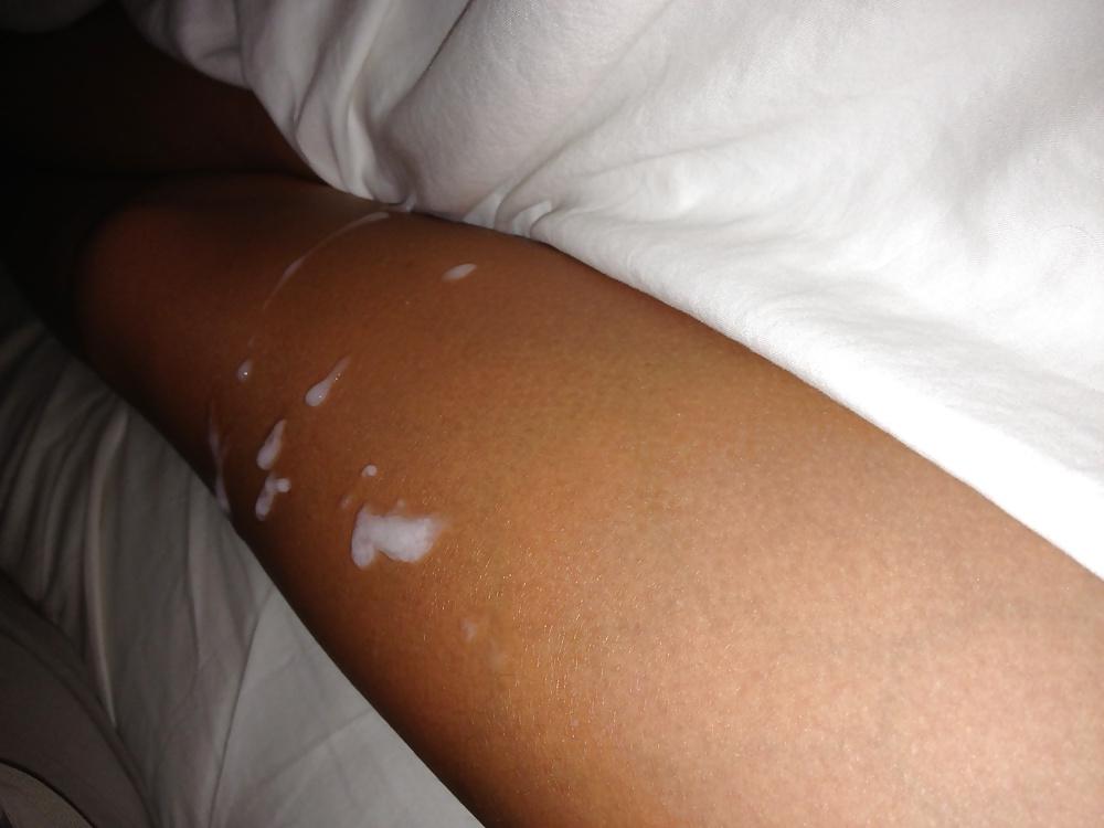 21P Cumming on her legs!