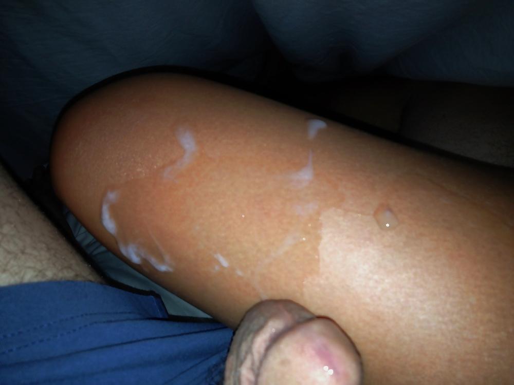 21P Cumming on her legs!